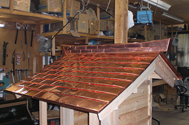 神社仏閣屋根の銅板の加工作業の様子